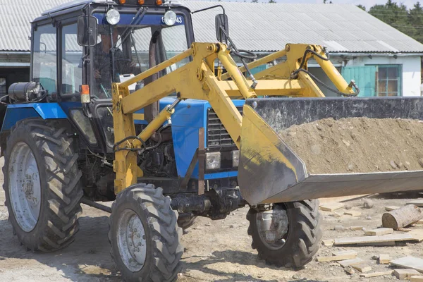 Tractor-cargador en el sitio de construcción — Foto de Stock