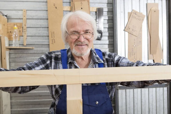 Küçük mobilya Fabrikası'nda el yapımı iş.