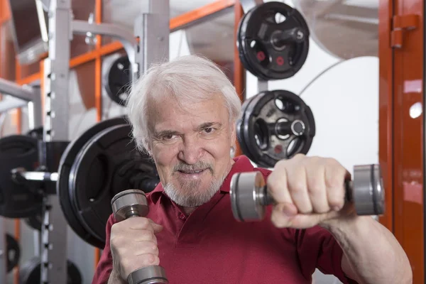 Äldre mannen i gym — Stockfoto
