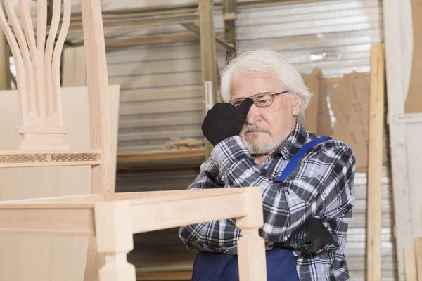 Negocios hechos a mano en una pequeña fábrica de muebles . —  Fotos de Stock