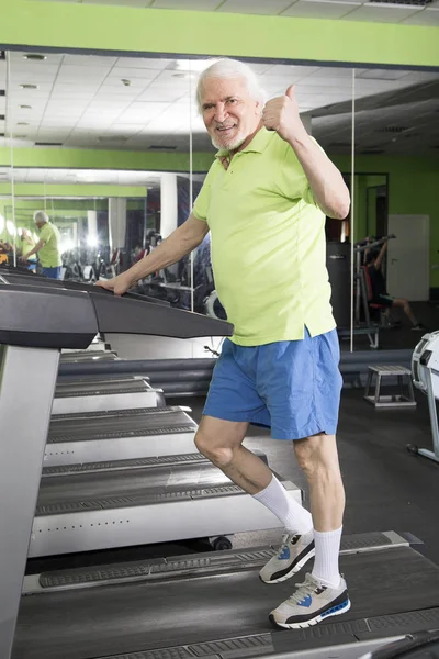Yaşlı adam jimnastik salonu