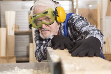 Kullanarak çalışan makine mobilya marangoz Atölyesi'nde yapmak gördüm. Küçük mobilya Fabrikası'nda el yapımı iş.