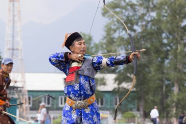 Sibirya'da bir spor yay ateş içinde yarışmalar. Okçuluk Moğol yarışmalarda. Sporcu giyindi bir geleneksel Buryat-Moğol takım, ulusal bir tatil sırasında onun oklarla çekim.