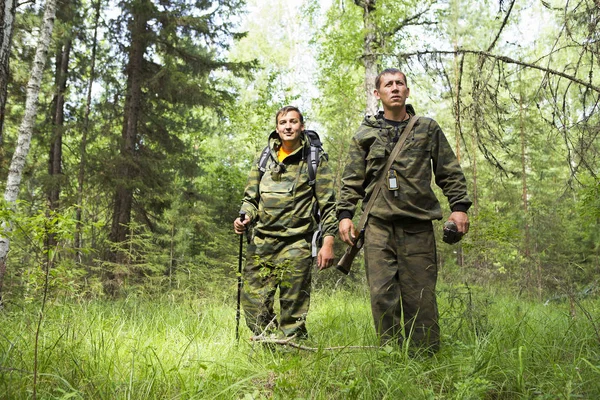 自分の肩にバックパックで迷彩の形で成人男性日当たりの良い森林のパスに従います 林業検査シベリアのタイガの公園 — ストック写真