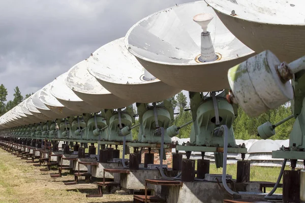 Seguimiento Del Sol Las Horas Con Varios Radiotelescopios Moviéndose Continuamente —  Fotos de Stock