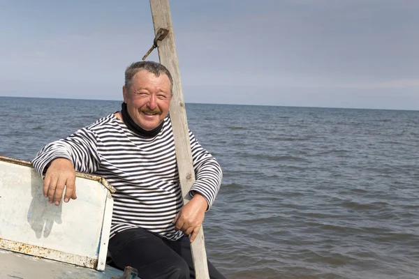 Портрет Зрілою Людиною Світло Моторний Човен Березі Озера Байкал — стокове фото