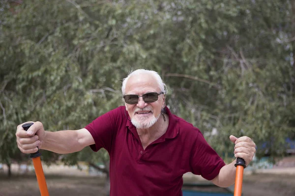 Attraente Uomo Anziano Allena Attrezzature Sportive Una Città All Aria — Foto Stock