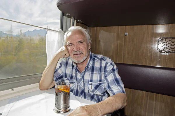 Anziano Carismatico Che Beve Una Coupé Ferroviaria Vista Delle Montagne — Foto Stock