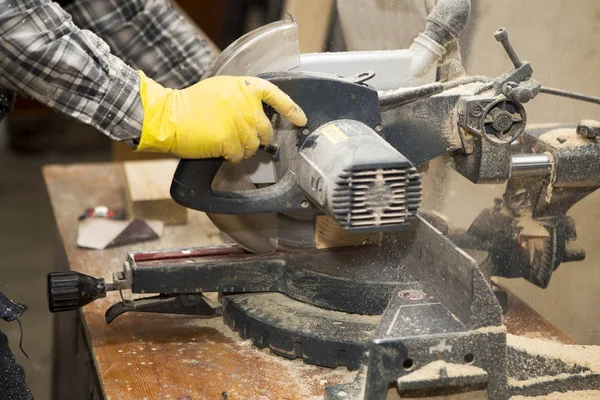 Joiner Trabalha Máquina Com Fabricação Produtos Madeira Carpinteiro Corta Madeira — Fotografia de Stock