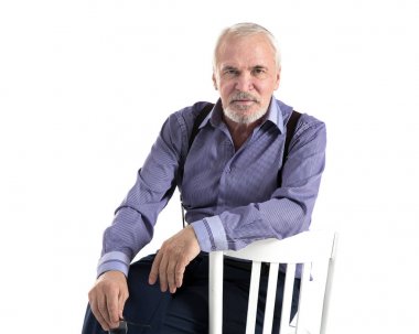 Bir kravat olmadan yaşlı bir işadamı portresi