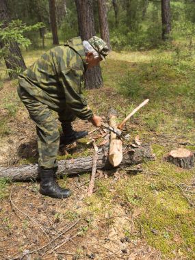 Orman Müfettiş Ormancılar, siteyi sıhhi ormanında felling için işaretleme bir grup ile. Üretim sıhhi Sibirya Tayga ahşap bir balta tarafından felling. doğrultusunda dizin. B orman carpenter'ın balta Müfettiş kaldırır