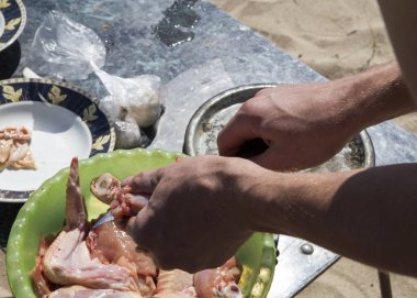 Kazıkta yemek pişirmek.