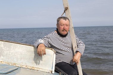 Kaptan bir teknede oturur