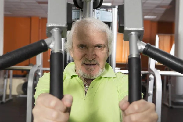 老人在健身房里 — 图库照片