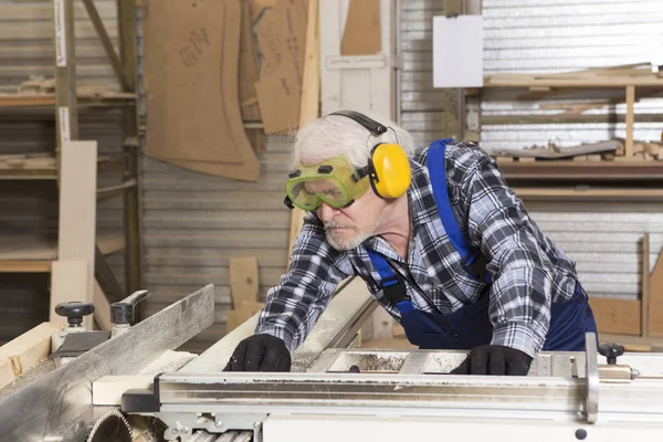 Handarbeit in einer kleinen Möbelfabrik. — Stockfoto