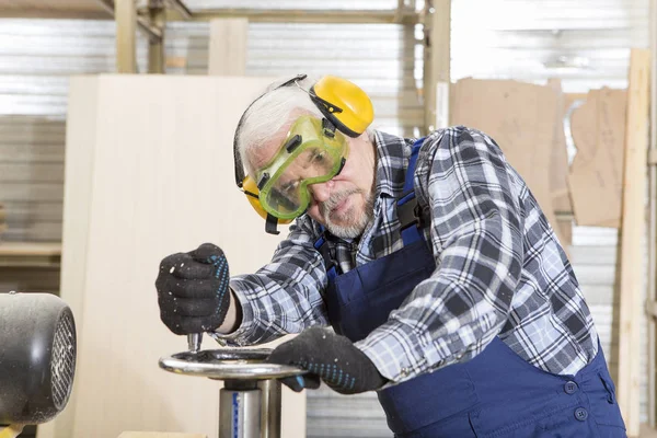 Handgjorda business på små möbelfabrik. — Stockfoto