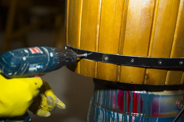 Colector de un barril de madera en un taller de carpintería — Foto de Stock