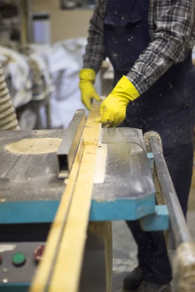 Joiner trabalha na máquina — Fotografia de Stock