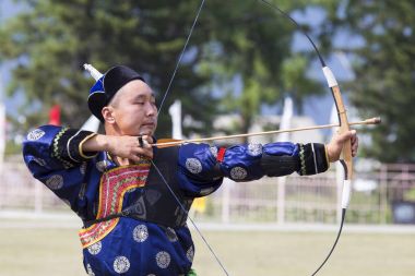 Genç adam bir spor yay from sürgünler