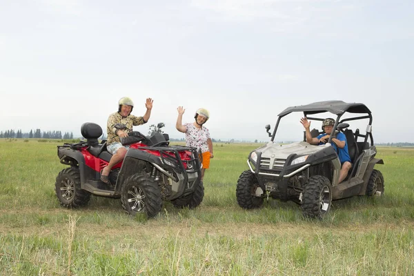 Turistas en vehículos todo terreno. Sobre el ATV — Foto de Stock