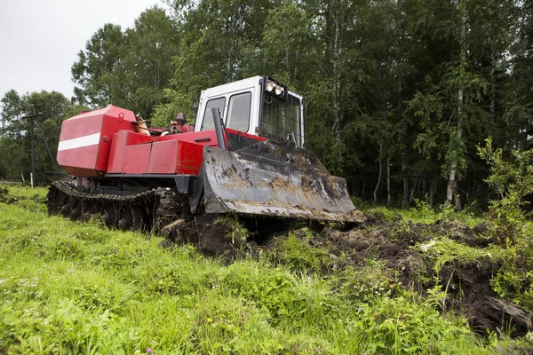 Tractor de deslizamiento en el proceso de trabajo — Foto de Stock