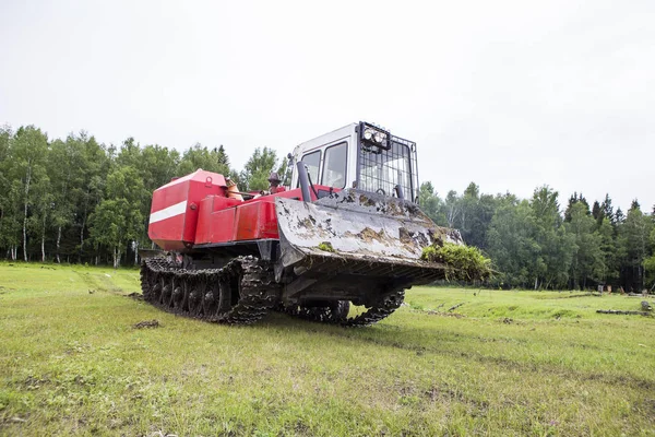 Tractor de deslizamiento en el proceso de trabajo — Foto de Stock