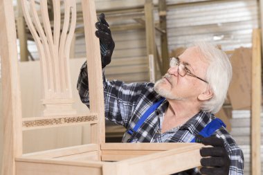 Küçük mobilya Fabrikası'nda el yapımı iş.