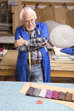 Bir küçük mobilya fabrikasında yaratıcı çalışma.