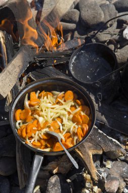 Kazıkta yemek pişirmek.