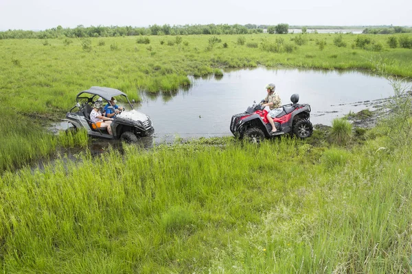 Turistas en vehículos todo terreno. Sobre el ATV — Foto de Stock