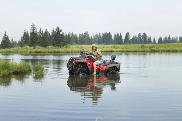 Turistas en vehículos todo terreno. Sobre el ATV — Foto de Stock