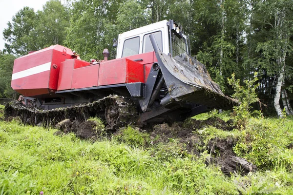 Tractor de deslizamiento en el proceso de trabajo — Foto de Stock