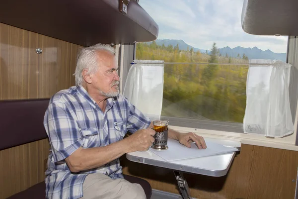 Dietro una tazza di tè in treno — Foto Stock