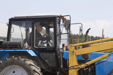 Traktör-yükleyici inşaat sitesinde