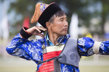 Genç adam bir spor yay from sürgünler