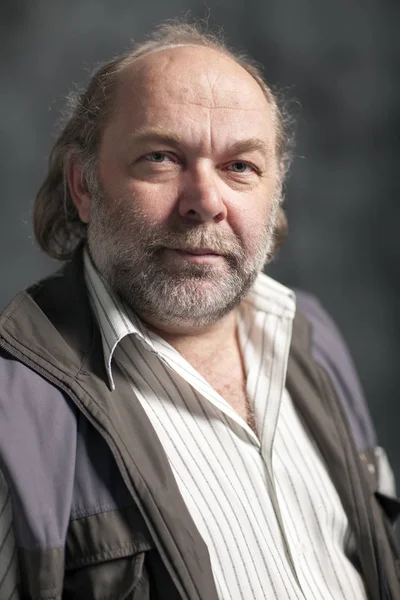 Retrato de un hombre de mediana edad — Foto de Stock