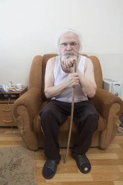 Velho doente solitário na poltrona em casa — Fotografia de Stock