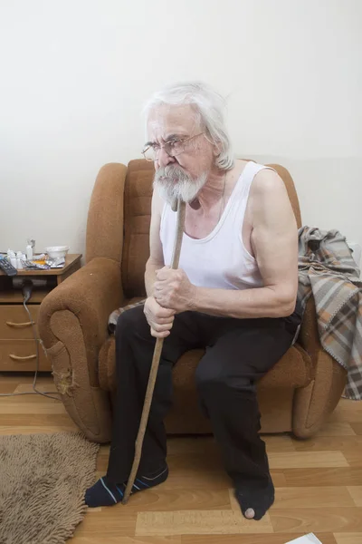 Alter kranker einsamer Mann zu Hause im Sessel — Stockfoto