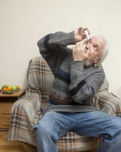 Vecchio malato solitario sulla poltrona a casa — Foto Stock