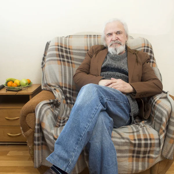 The old man in the armchair at home — Stock Photo, Image