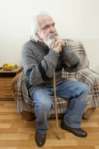 家里扶手椅上的老人 — 图库照片
