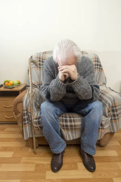 Der alte Mann im heimischen Sessel — Stockfoto