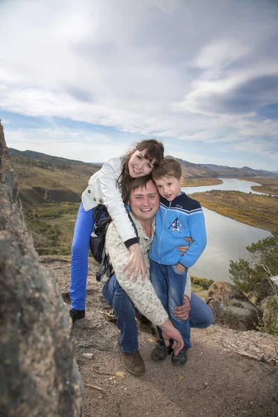 Mutlu bir aile altında geçerli bakan dağda — Stok fotoğraf