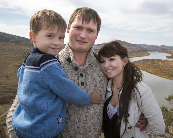 Mutlu bir aile altında geçerli bakan dağda — Stok fotoğraf