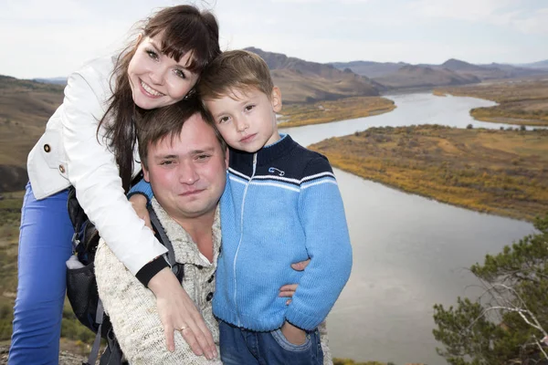 Mutlu bir aile altında geçerli bakan dağda — Stok fotoğraf