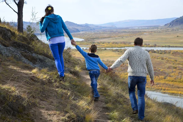 A happy family travels in the mountains — Stock Photo, Image