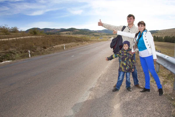 Family catches the car — Stock Photo, Image