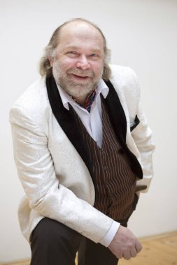 Çekici neşeli orta yaşlı adam