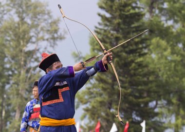 Genç adam bir spor yay from sürgünler