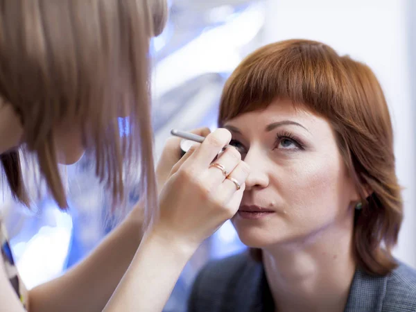 Girl make-up artist at work — Stock Photo, Image